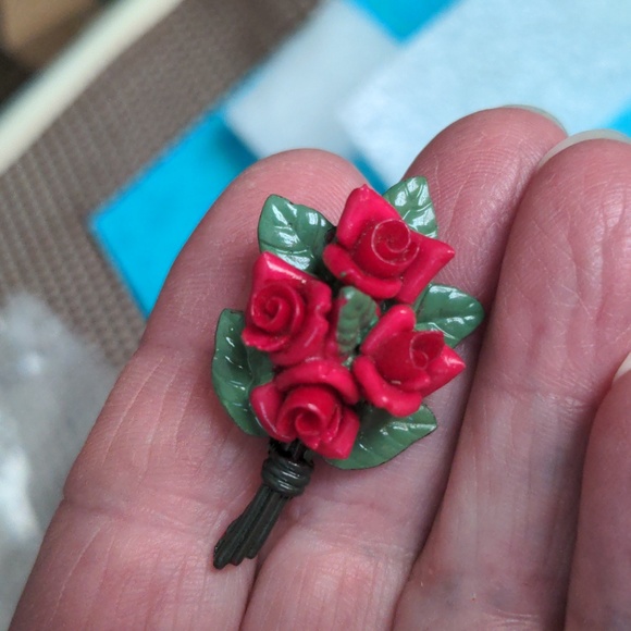 A434 Two Vintage Brooches with Matching Screwback Earrings - Picture 7 of 10